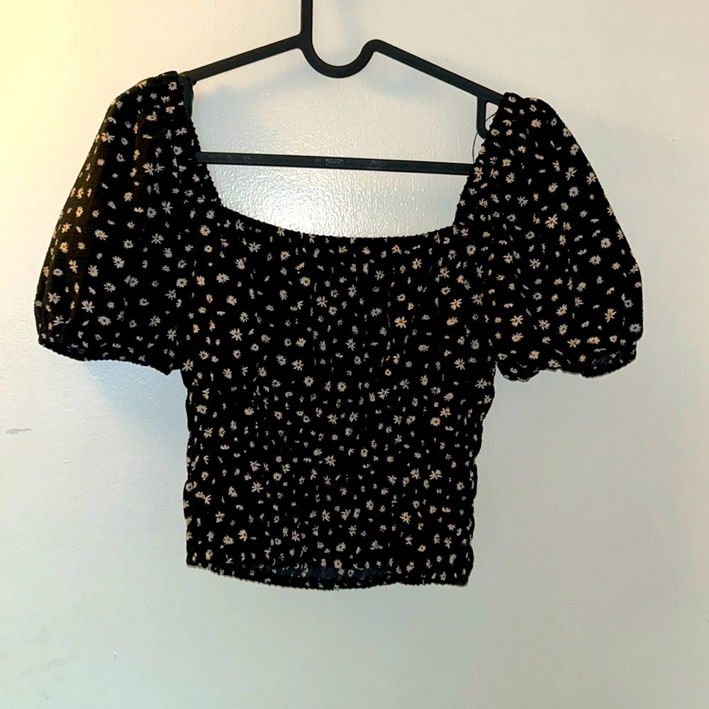 Off-shoulder blouse.Elodie, black with white flowers, size S but large, fits M.